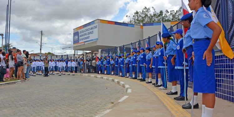 Escola Cívico-Militar de Jaíba celebra Proclamação da República com desfile