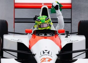 Hamilton pilota McLaren de Ayrton Senna em homenagem a brasileiro