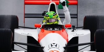 Hamilton pilota McLaren de Ayrton Senna em homenagem a brasileiro