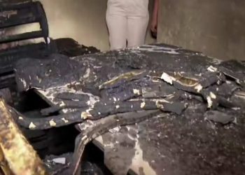 Casa é destruída em incêndio e suspeita é que carregador provocou chamas