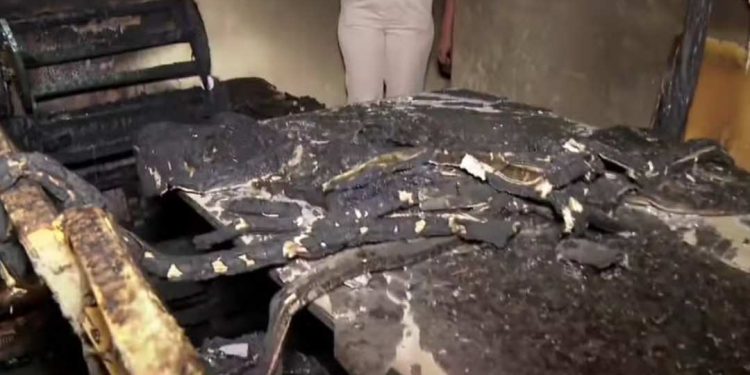 Casa é destruída em incêndio e suspeita é que carregador provocou chamas