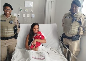 Policiais militares ajudam mulher a dar à luz em Camaçari