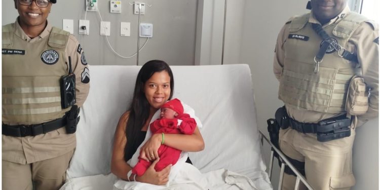 Policiais militares ajudam mulher a dar à luz em Camaçari