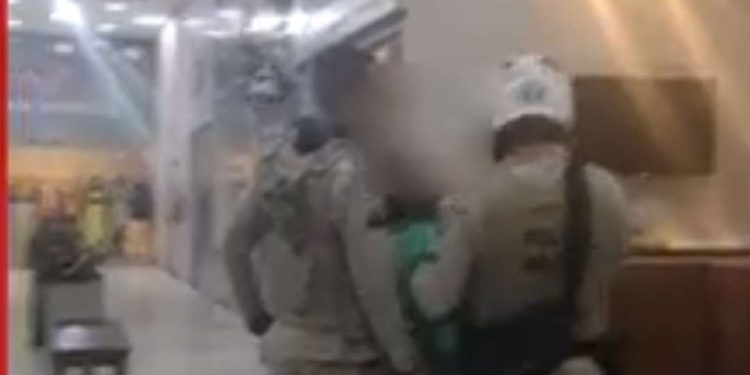 Mulher joga ácido em cinco pessoas em Feira de Santana e é presa; uma das vítimas corre risco de perder visão