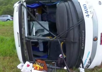 Dez pessoas ficam feridas após ônibus intermunicipal tombar  na BR324