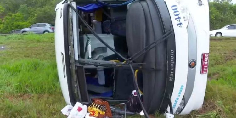 Dez pessoas ficam feridas após ônibus intermunicipal tombar  na BR324