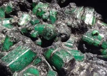 Justiça dos EUA determina que esmeralda de quase 380 kg encontrada na Bahia seja devolvida ao Brasil