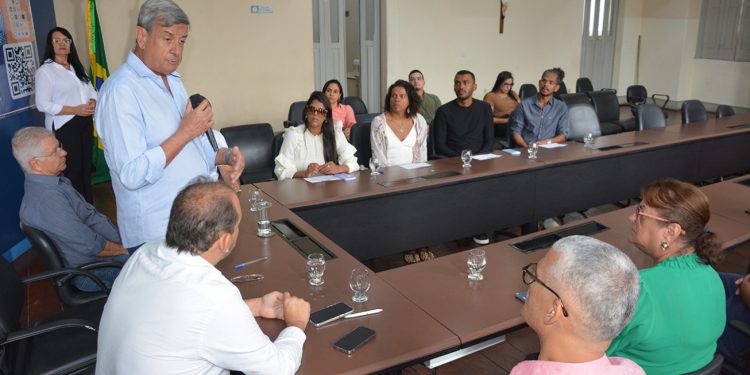 Colbert Filho dá posse a mais quatro professores na Educação Municipal