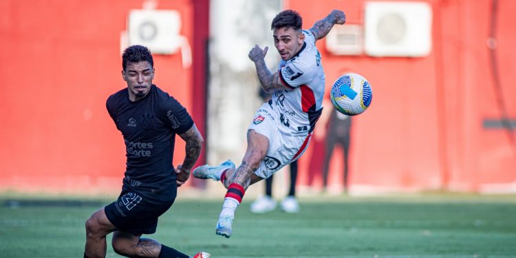 Vitória sofre virada e perde para o Corinthians no Barradão