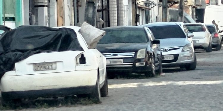 Veículos abandonados nas ruas de Feira serão recolhidos em até 5 dias úteis