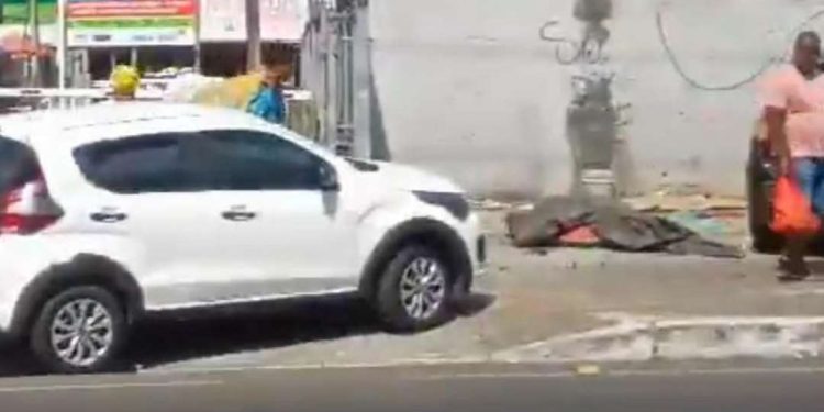 Carro passa por cima de corpo na Feira de São Joaquim