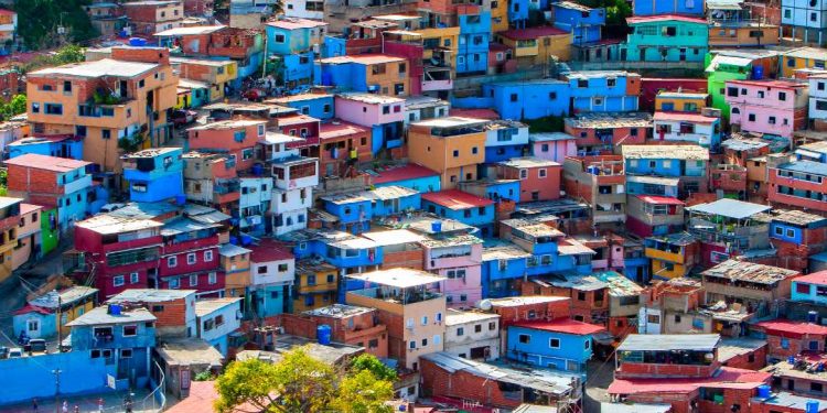 IBGE revela que nas favelas há mais igrejas do que escolas