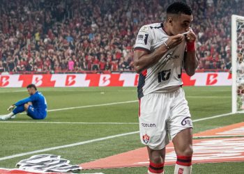 Vitória bate o Athletico-PR de virada e abre quatro pontos do Z-4