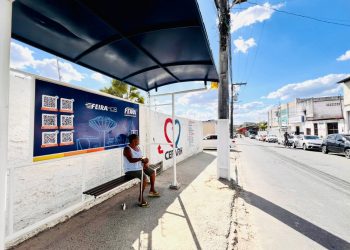Prefeitura de Feira instala novo abrigo com QR Code próximo a Apae