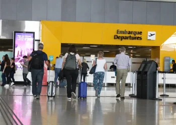 Vinte mil aposentados já compraram passagens pelo Programa Voa Brasil
