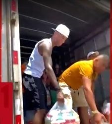 Jogador Anderson Talisca doa 2 mil cestas básicas para moradores de Feira de Santana