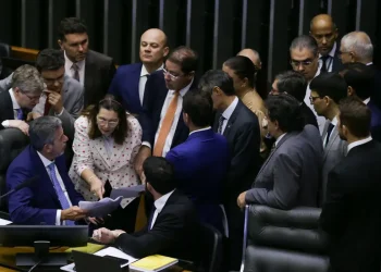 PEC de corte de gastos é aprovada em dois turnos na Câmara