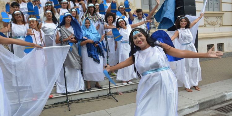 Cantata de Natal no Paço Municipal começa hoje; decoração natalina sendo instalada no centro