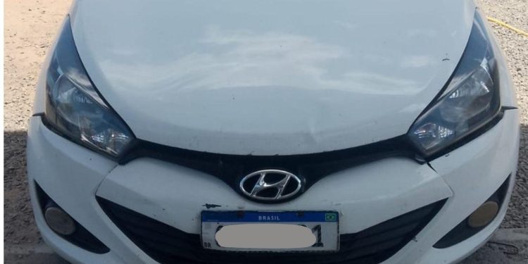 PM efetua prisão de homem com mandado em aberto e realiza apreensão de veículo