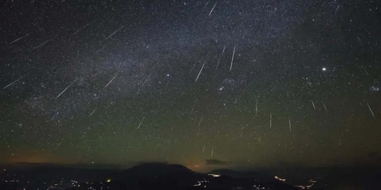 Última grande chuva de meteoros do ano ocorre na noite desta sexta