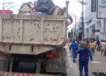 Prefeitura de Feira de Santana inicia operação emergencial de limpeza no centro da cidade