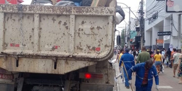 Prefeitura de Feira de Santana inicia operação emergencial de limpeza no centro da cidade
