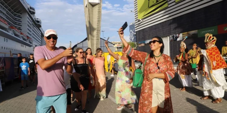 Último navio de cruzeiro de 2024 traz seis mil turistas à capital baiana