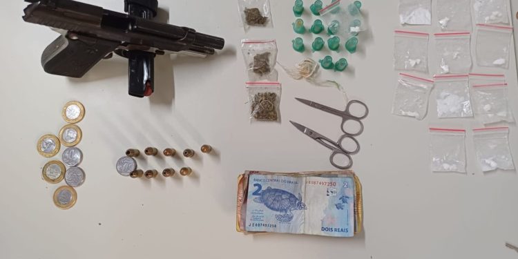 Polícia Militar apreende arma de fogo e entorpecentes, no bairro Rocinha em Feira de Santana