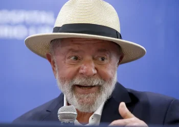 Após alta hospitalar, Lula diz que está tranquilo e vai se cuidar