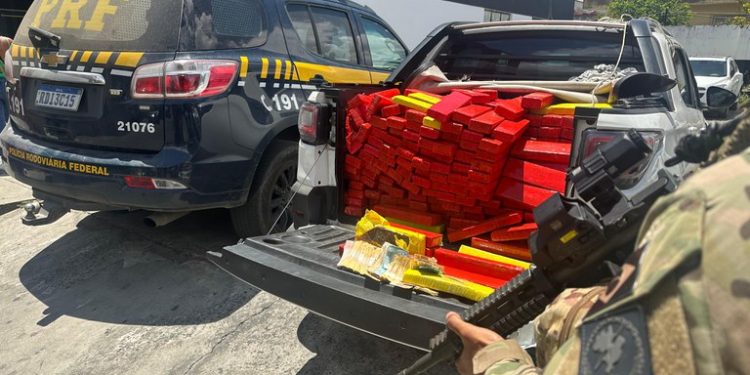 PRF apreende aproximadamente meia tonelada de maconha em um veículo roubado