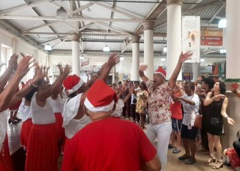 Idosas do Centro Dona Zazinha encantam em apresentação natalina no Mercado de Arte