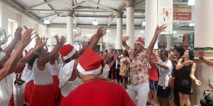 Idosas do Centro Dona Zazinha encantam em apresentação natalina no Mercado de Arte