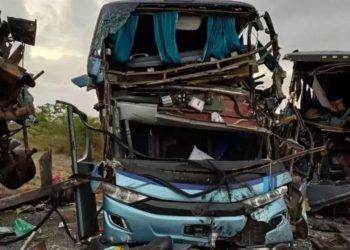 Colisão entre dois ônibus e uma carreta deixa cinco mortos no interior na Bahia
