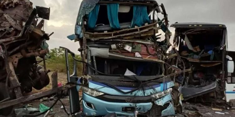 Colisão entre dois ônibus e uma carreta deixa cinco mortos no interior na Bahia