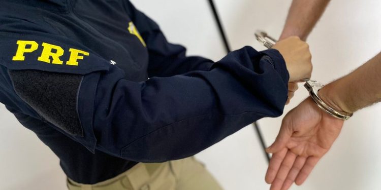 Motorista de ônibus é preso pela PRF com mandado de prisão por feminicídio na BR 116