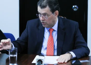 Relator da reforma tributária inclui armas em Imposto Seletivo