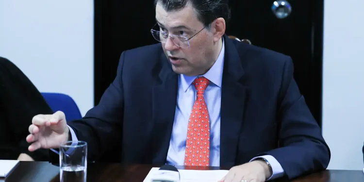 Relator da reforma tributária inclui armas em Imposto Seletivo