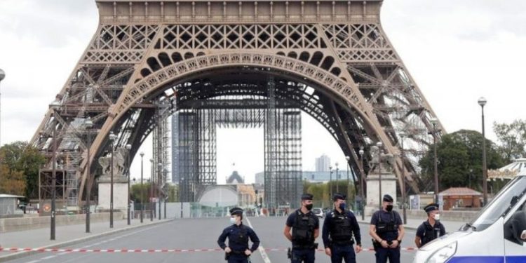 Incêndio atinge Torre Eiffel em Paris, segundo mídia francesa