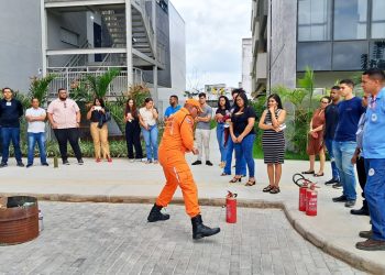 Funcionários da SEDUC participam de formação em uso correto de extintores e brigadistas
