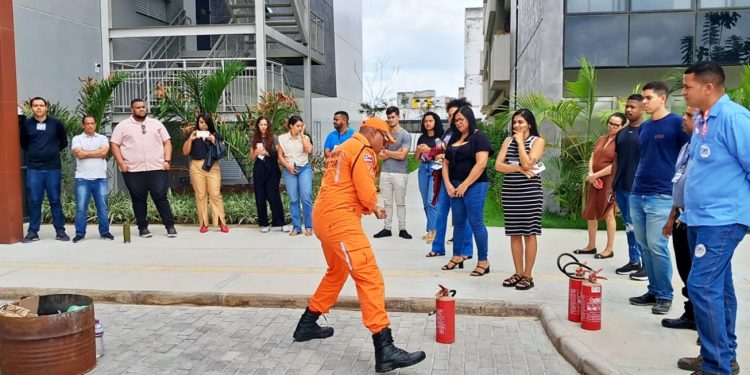 Funcionários da SEDUC participam de formação em uso correto de extintores e brigadistas