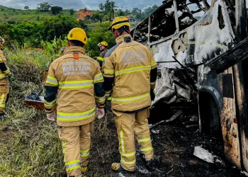 Mortes confirmadas no acidente em rodovia de Minas chegam a 38