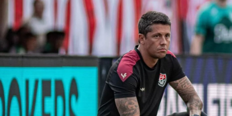 Vitória renova contrato com Thiago Carpini até dezembro de 2025