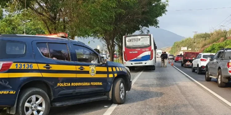 Jovem atingida com tiro na cabeça no Rio apresenta estabilidade