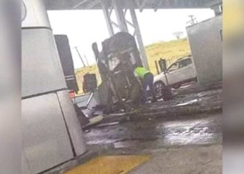 Carreta bate em cabine de pedágio e funcionária é arrastada pelo impacto