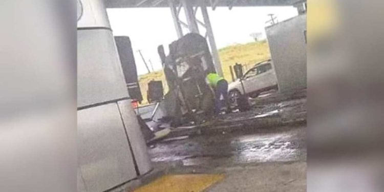 Carreta bate em cabine de pedágio e funcionária é arrastada pelo impacto