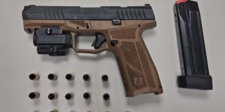 Casal se envolve em acidente de trânsito e é preso por porte ilegal de arma em Feira de Santana