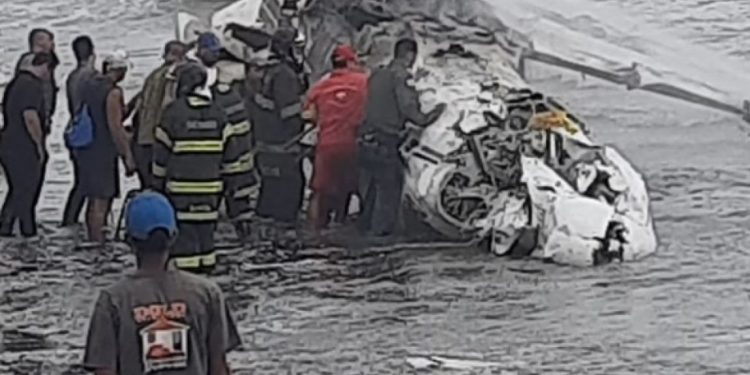 Jatinho ultrapassa a pista do aeroporto de Ubatuba e explode; piloto morreu