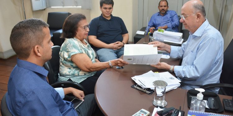 Prefeito José Ronaldo assina escritura de doação de terreno para construção de creche em Bonfim de Feira