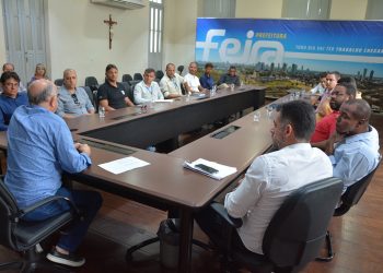 José Ronaldo discute com empresas de internet soluções para poluição visual das fiações nos postes