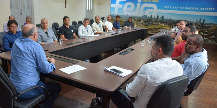 José Ronaldo discute com empresas de internet soluções para poluição visual das fiações nos postes